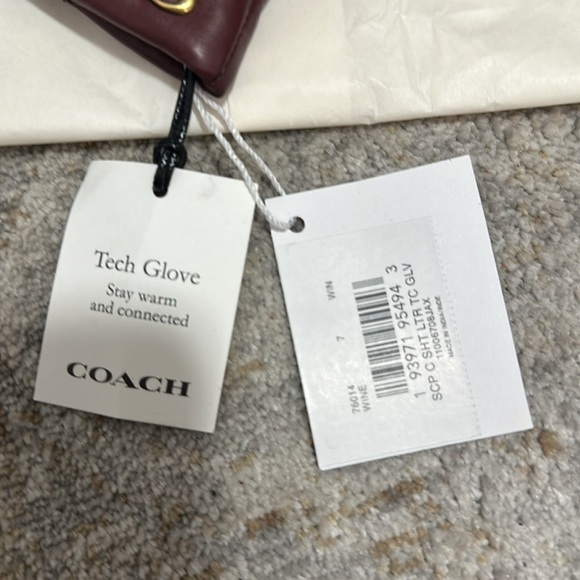 New Signature Coach Genuine Leather Tech Gloves in Wine colour with GiftBox - Picture 3 of 9